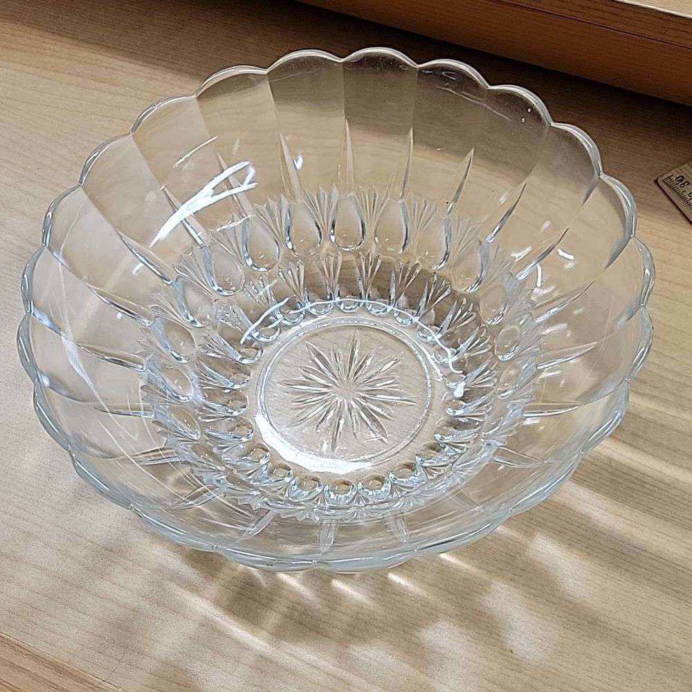 Vintage Indiana clear glass Serving Bowl with Scalloped Edge and Star Bottom‎